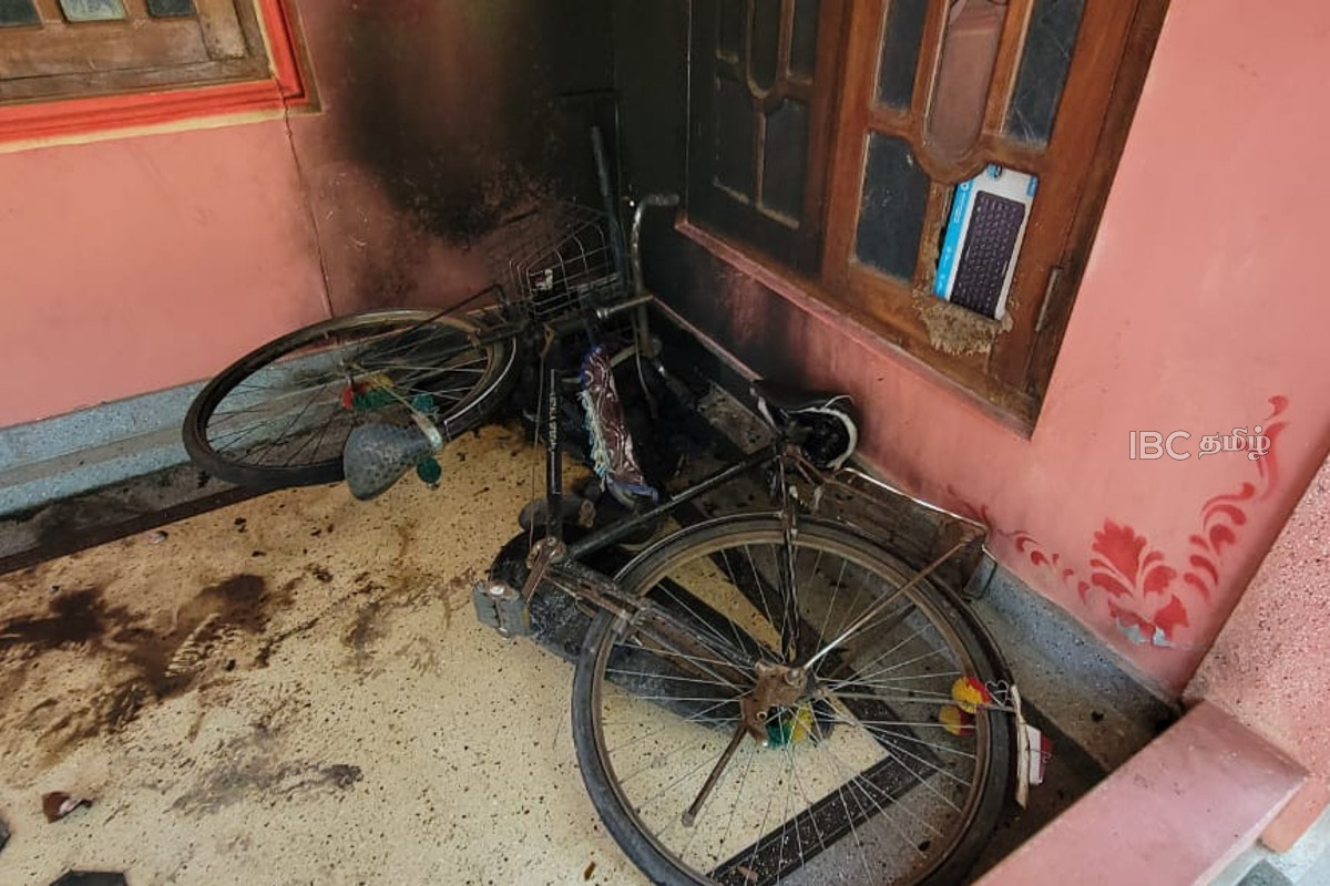 யாழ்.தென்மராட்சியில் ஒரே இரவில் ஐந்து வீடுகள் மீது தாக்குதல் | Five Houses Attacked In One Night