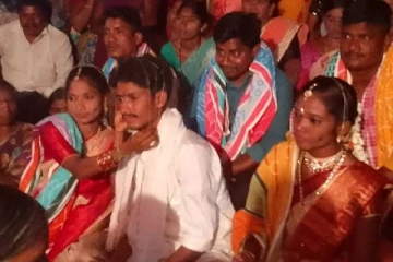 காதலித்த 2 பெண்களுடன் ஒரே மேடையில் திருமணம்: மூன்று வருட காதலில் 2 குழந்தைகள்