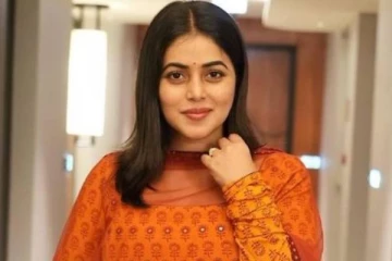 வருங்கால கணவரின் புகைப்படத்துடன் திருமணத்தை அறிவித்த நடிகை பூர்ணா- அழகிய ஜோடி போட்டோ