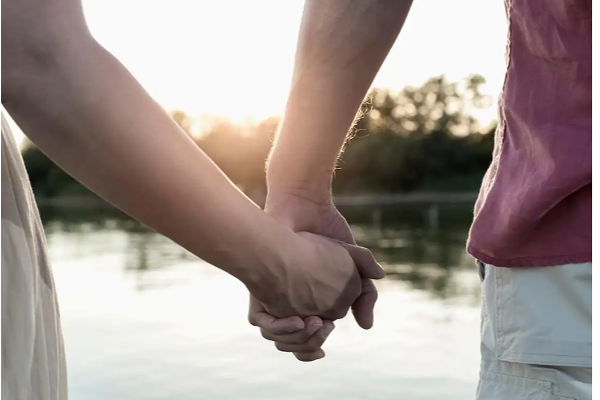 சூறாவளியில் மலர்ந்த காதல்: 8 வருடங்களுக்கு பின் கரம்பிடித்த கடல் கடந்த காதலன்! | Up Man Falls In Love With Indonesian Woman