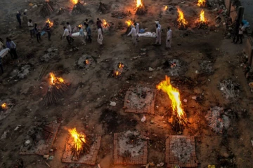 சீனாவில் உடலை தெருக்களில் தகனம் செய்யும் அவலம்!