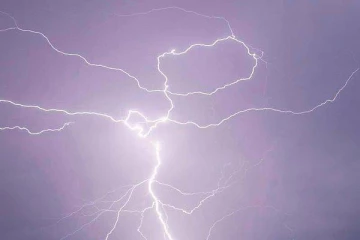 பிரித்தானியாவில் கடந்த இரவு கண்களை கவர்ந்த மின்னல் ஒளிவீச்சு