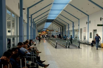 விமான நிலையத்தில் கடத்தப்பட்ட வர்த்தகர்; இரு பொலிஸார் கைது