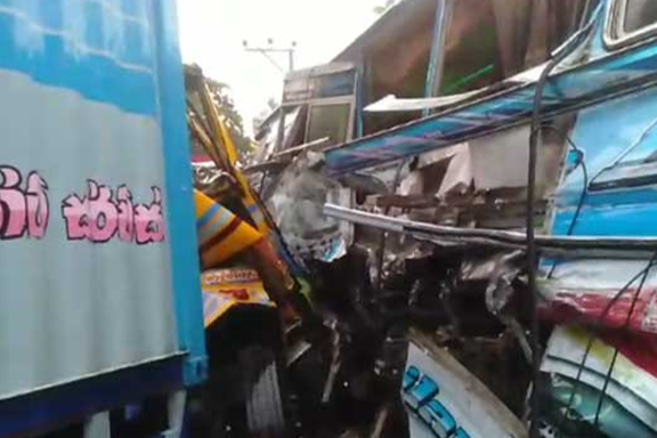 இலங்கையில் மற்றுமொரு விபத்து; 22 பேர் காயம் | Another Accident In Sri Lanka 22 People Injured
