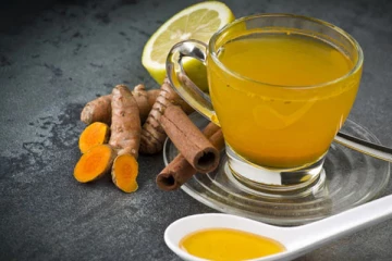 கொதிக்க வைத்த நீரில் மஞ்சள் கலந்து குடித்து பாருங்க! கிடைக்கும் நன்மைகள் ஏராளாம்