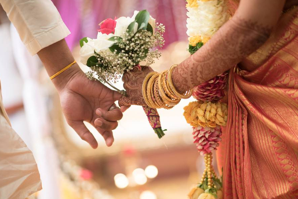 விதவை தாயாருக்கு திருமணம் செய்துவைத்த  மகள்;  பலரையும்  நெகிழவைத்த சம்பவம்! | A Daughter Married To A Widowed Mother