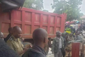 ළමයි තිදෙනෙකුට දිවි අහිමි කරමින්, පන්ති කාමරයකට කඩා වැදුණු ලොරි රථය..