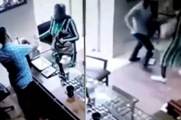 திருட முயற்சித்து சரமாரியாக அடி வாங்கிய பெண்! என்னா அடி நீங்களே பாருங்க..