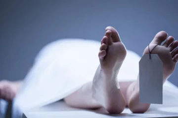 இந்தியாவில் உயிரிழந்த தந்தை; மகளுக்கு ஏற்பட்ட சந்தேகம்; தோண்டி எடுக்கப்பட்ட உடலம்