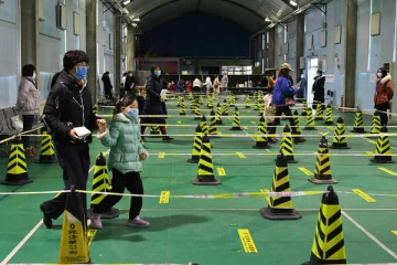 சீனாவில் விடுதிகளில் அடைக்கப்பட்ட 1500 மாணவர்கள்:  மீண்டும் உச்சம் பெறும் கோவிட்