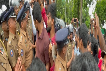 பங்களாதேஷின் மாணவர் போராட்டத்திற்கு ஆதரவு தெரிவித்து கொழும்பில் வீதிக்கிறங்கிய பொதுமக்கள்