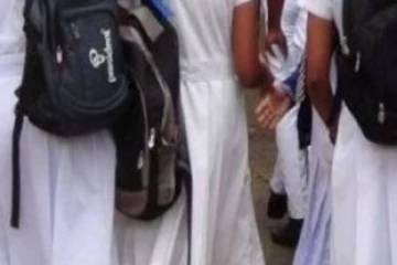 மாணவியின் முதுகில் மூர்க்கத்தனமாக தாக்கிய பாடசாலை அதிபர்! பரபரப்பு சம்பவம்