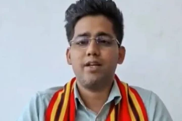 தமிழ் படிக்க தெரியாமல் திணறிய நாம் தமிழர் கட்சி வேட்பாளர்! ஓமன் நாட்டில் படித்தவர் என்று சமாளிப்பு