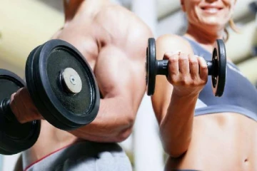 ஜிம்மில் நிர்வாணமாக சேர்ந்து உடற்பயிச்சி செய்த ஜோடி - என்ன காரணம்?