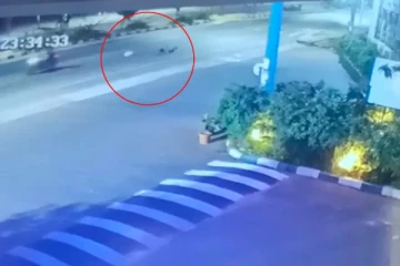 பைக்கில் சில்மிஷம்: ஓடும் வண்டியில் இருந்து குதித்த பெண்! நெஞ்சை பதறவைக்கும் காணொளி