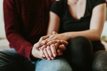 கணவருக்கு தூக்க மாத்திரை; கள்ளக் காதலனை வீட்டுக்கு அழைத்த மனைவி