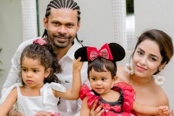 පුංචි පැංචි ප්රමුදි කරුණාරත්නගේ පළමු දියණියගේ තුන්වන උපන්දිනය ජයටම සැමරුවේ මෙහෙමයි (PHOTOS)