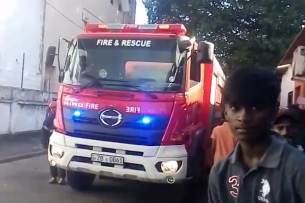 வர்த்தக கட்டிடத் தொகுதி ஒன்றில் தீ விபத்து | Fire Breaks Out In Commercial Complex வர்த்தக கட்டிடத் தொகுதி ஒன்றில் தீ விபத்து | Fire Breaks Out In Commercial Complex
