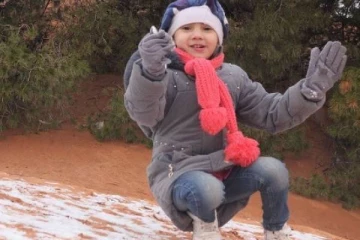 சஹாரா பாலைவனத்தில் பனிப்பொழிவு! சிறுவர்கள் குதூகலம்