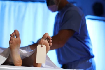 உயிரோடு இருந்தவரை தூக்கி சவக்கிடங்கில் போட்ட மருத்துவமனை ஊழியர்கள்!