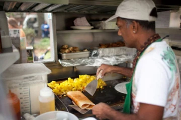 அமெரிக்காவைக் கலக்கும் தமிழரின் தோசை கடை!