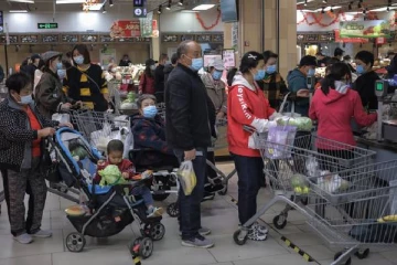 அச்சத்தில் சீனா தலைநகர் அங்காடிகளில் குவிந்த மக்கள்!