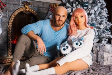 பொம்மையை திருமணம் செய்து பரபரப்பை கிளப்பிய உடற்கட்டழகர்; தற்பொழுது என்ன கூறுகின்றார் பாருங்கள்!