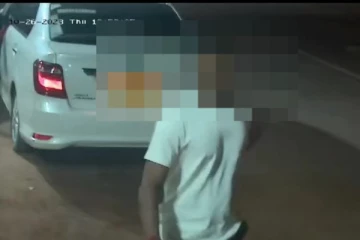 யாழில் இரவு நேரங்களில் வீடுகளுக்குள் புகும் மர்ம நபர் : மடக்கிப்பிடித்த காவல்துறை