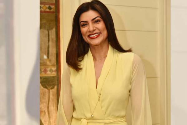 காதலரை பிரிந்து தன்னை விட 10 வயது மூத்தவரை டேட்டிங் செய்யும் நடிகை சுஷ்மிதா- யாரு பாருங்க