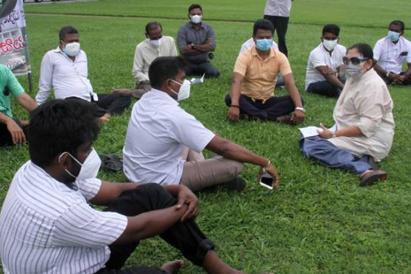 மாநகர வளாகத்தில் போராட்டத்தில் ஈடுபட்ட ஆளும் கட்சி உறுப்பினர்கள்! | Ruling Party Members Involved In The Struggle