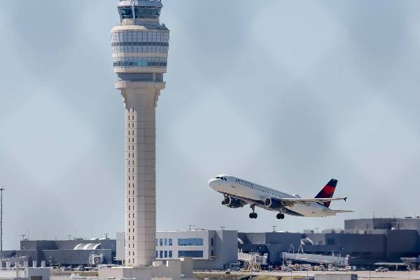 விமானப் போக்குவரத்துக் கட்டுப்பாட்டாளர்களுக்கு மிரட்டல் விடுத்த ஜனாதிபதி ட்ரம்ப் | Trump Threatens Air Traffic Controllers