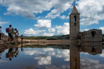 நீருக்கு அடியிலிருந்து தென்பட்ட பழைமை வாய்ந்த தேவாலயம்!