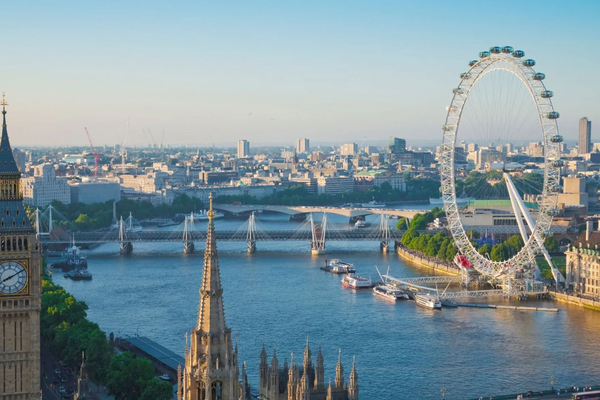 லண்டன் தேம்ஸ் நதிக்கரையில் பிரமாண்ட கங்கை ஆரத்தி விழா | Grand Ganga Aarti Held On London S Thames River
