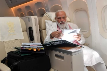 எவ்ளோ வேலை கெடக்கு : வைரலாகும் பிரதமர் மோடியின் புகைப்படம்