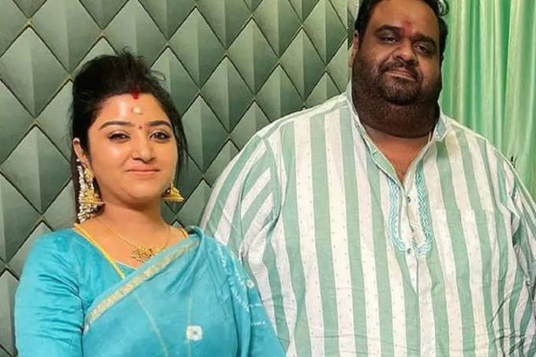 ரவீந்தருக்கு முத்தம் கொடுத்த மகாலக்ஷ்மி.. செம ரொமான்டிக் புகைப்படம் | Mahalakshmi Kiss Her Husband Ravindar