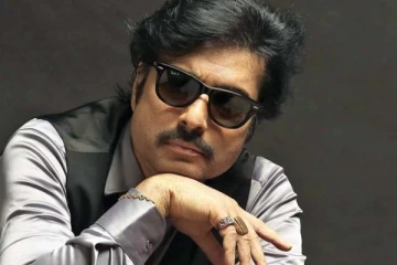 நவரச நாயகன் கார்த்திக் தனது இரண்டு மனைவி, மகன்களுடன் எடுத்துக்கொண்ட புகைப்படம்.. பலரும் பார்த்திராத ஒன்று