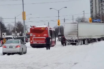 கடும் பனியால் சூழ்ந்து காட்சியளித்த டொரன்டோ