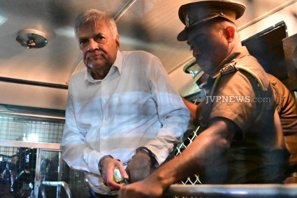 கைவிலங்குடன் வெலிகடை சிறைக்கு ரணில் ; பதற்றமடையும் தென்னிலங்கை ; அதிர்ச்சியளிக்கும் புகைப்படங்கள் | Ranil Taken To Prison In Chains South Tense