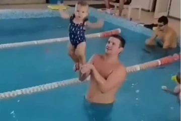 தந்தையின் உள்ளங்கையில் நின்ற குழந்தை: திடீரென தண்ணீரில் மூழ்கி கொடுத்த ஷாக்! வேற லெவல் அழகுக்காட்சி