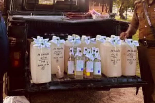 பாடசாலைக்கு முன்னாள் கசிப்பு விற்பனை ; தமிழர் பகுதியொன்றில் சம்பவம் | Former Sale Of Liquor Near School In Tamil Area பாடசாலைக்கு முன்னாள் கசிப்பு விற்பனை ; தமிழர் பகுதியொன்றில் சம்பவம் | Former Sale Of Liquor Near School In Tamil Area