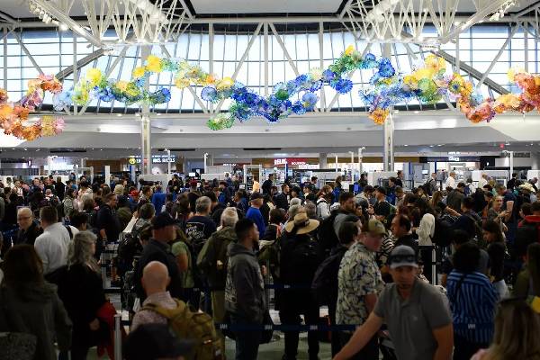 அமெரிக்காவின் விமானப் போக்குவரத்து இன்னும் சில தினங்களில் ஸ்தம்பிக்கும்... வெளிவரும் பின்னணி | Us Airspace To Close Within Days அமெரிக்காவின் விமானப் போக்குவரத்து இன்னும் சில தினங்களில் ஸ்தம்பிக்கும்... வெளிவரும் பின்னணி | Us Airspace To Close Within Days