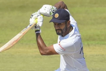 දිමුත් කරුණාරත්නගෙන් අර්ධ ශතකයක්.