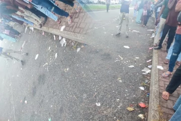 குடிவரவு குடியகல்வு திணைக்களத்தை சுற்றி துர்நாற்றம் - கடும் நெருக்கடியில் மக்கள்