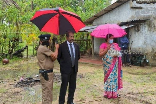 முல்லைத்தீவில் வீட்டு காணி ஒன்றில் புலிகளின் பொருட்களை தேடும் பொலிஸார்! | Police Searching For Tigers Belongings Mullaitivu