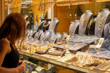 வரலாறு காணாதளவு உயர்ந்த தங்கம் விலையால் நகைப்பிரியர்கள் க்ஷாக்!