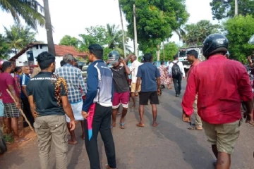 யாழில் பரபரப்பு ;வீதியால் சென்ற குடும்பஸ்தர் மீது வாள்வெட்டு; நேர்ந்த கதி