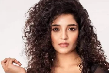 நடிகை ரித்திகா சிங்கின் சிறு வயது புகைப்படத்தை பார்த்துள்ளீர்களா.. செம க்யூட்டான புகைப்படம்