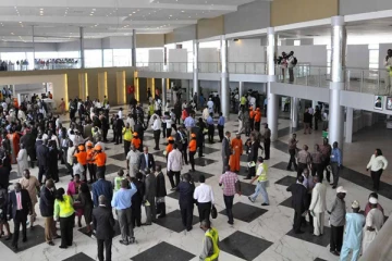 நைஜீரியாவில் விமான நிலையத்துக்குள் புகுந்த கொள்ளையர்கள் நடத்திய அட்டுழியம்