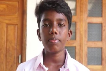 முல்லைத்தீவில் உறவினர்களின் அரவணைப்பில் வளர்ந்து வந்த மாணவன் பரீட்சையில் சித்திப்பெற்று சாதனை