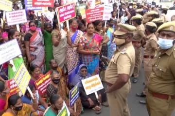 ஸ்மார்ட் கடைகள் அமைக்க எதிர்ப்பு- வியாபாரிகள் மெரினாவில் சாலை மறியல்